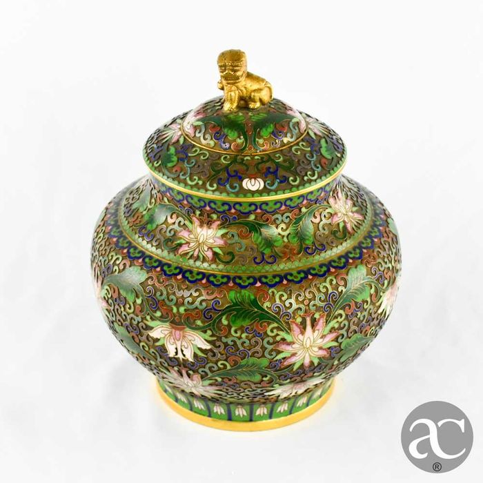 Pote com tampa em Cloisonné em relevo, finais séc. XIX