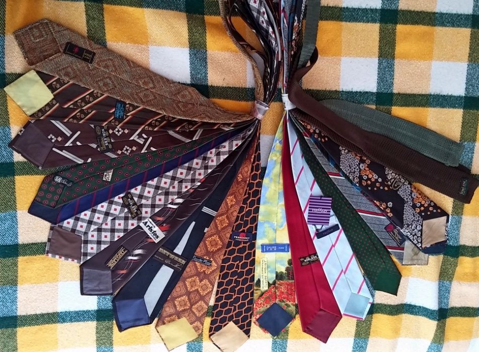 Gravatas colecção de 95 unidades, italianas, inglesas, nacionais...