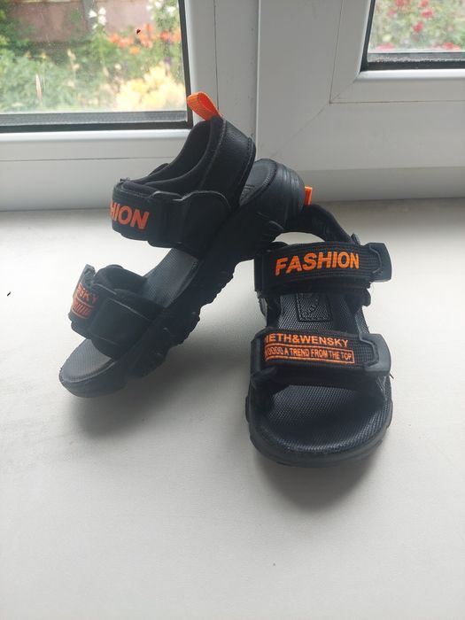 Продам босоніжки