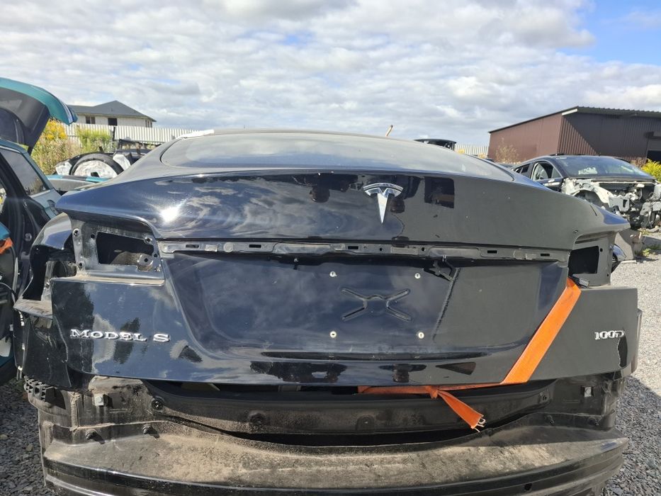 Tesla model s кришка багажника ляда.