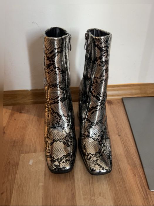Okazja! Kozaki botki srebrne błyszczące z wężową skórą rozmiar 36
