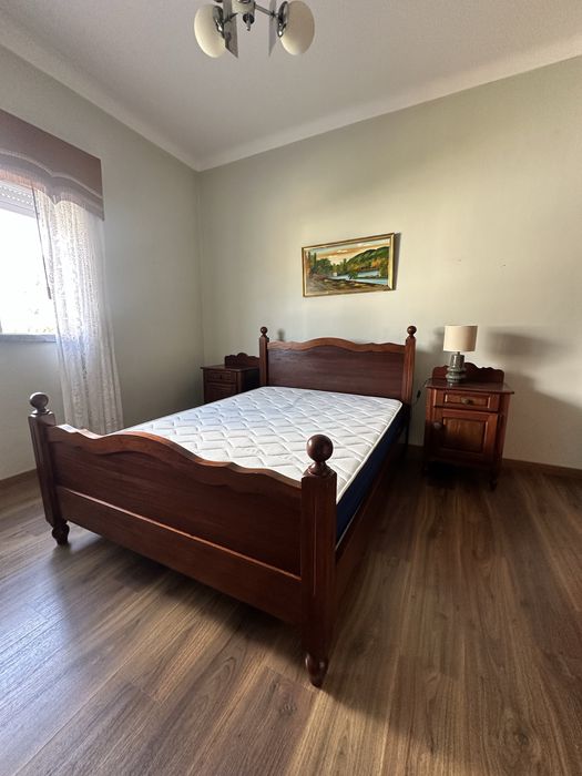Cama de casal em madeira maciça + 2 mesas de cabeceira + colchão