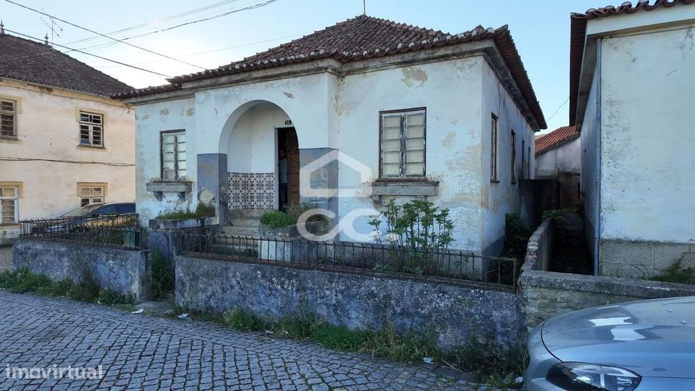 Moradia de 3 Quartos para Renovar em Tortosendo