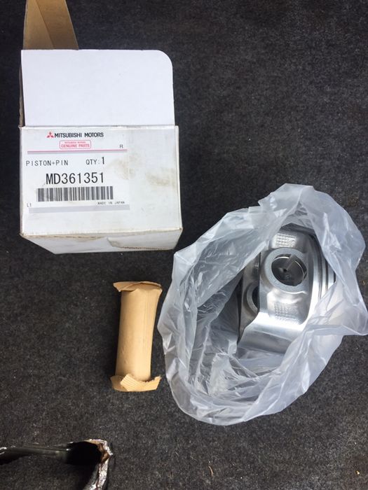 Поршни и кольца на Mitsubishi. Всё оригинал. Тип двигателя - 4G64