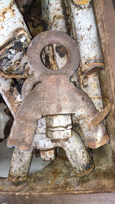 Вісь прицепа (притчипне, вухо притчипа, фарком,)