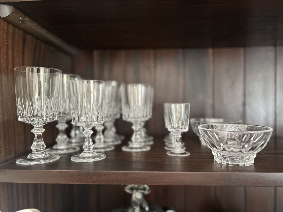 Conjunto de garrafa e copos e taças cristal
