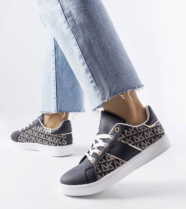 Granatowe sneakersy zdobione monogramem Bolduc