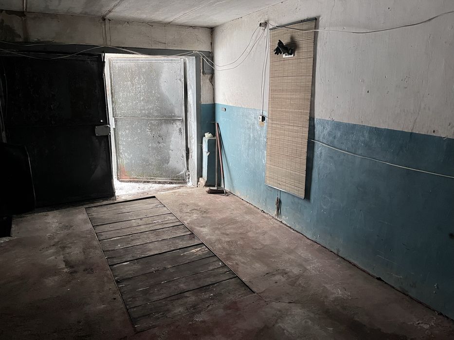 Гараж з погребом і смотровою ямою,поштукатурений з вентиляцією