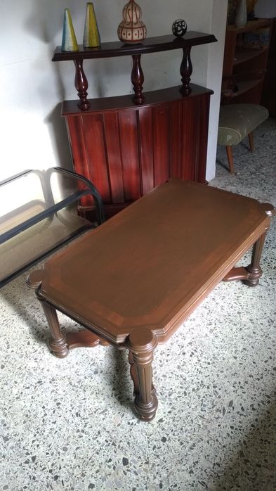 Mesas  de sala em Madeira Maciça castanha escura outra  ferro e  vidro