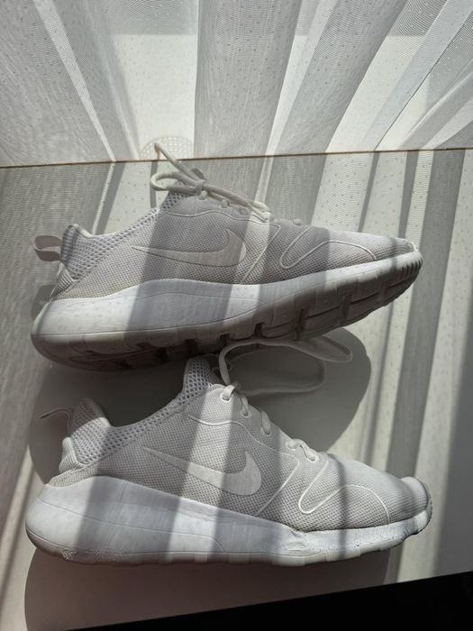 Білі кросівки Nike Kaishi для бігу, розмір 42 (27 см)