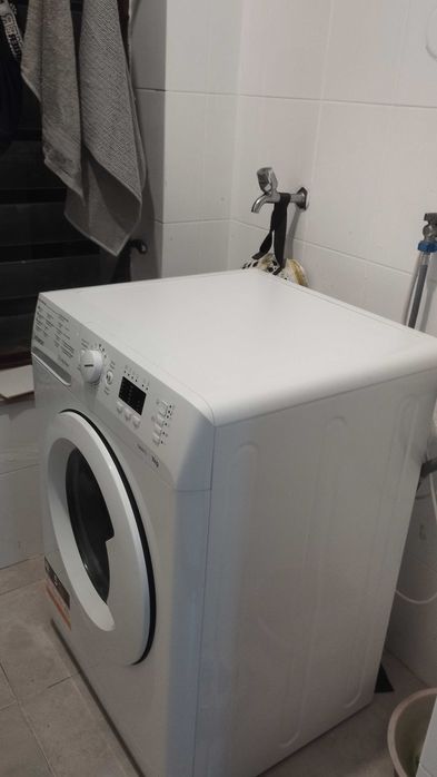 Máquina de lavar roupa Indesit em perfeito estado.