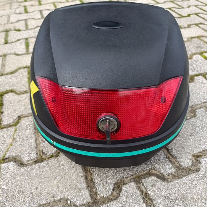 Mala para Scooter  Preto e Vermelho. Capacidade 28litros.