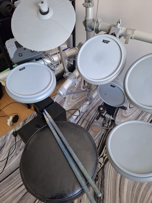 Bateria eletrónica KAT KT1 + Colunas Microtek + Banco (Pack completo de treino)