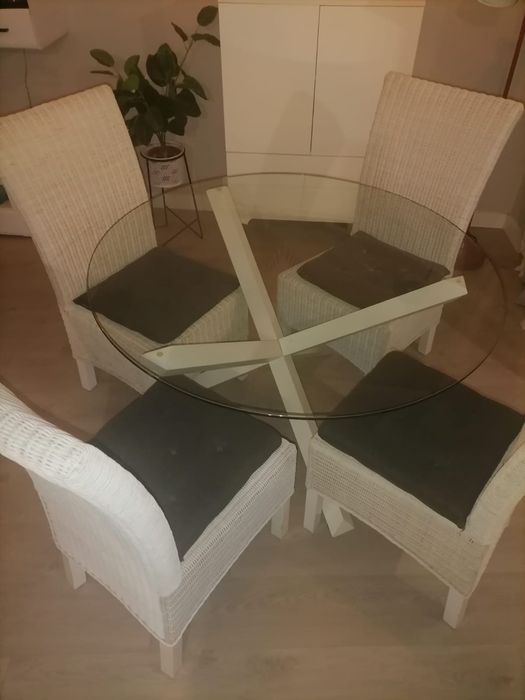 Mesa redonda e cadeiras