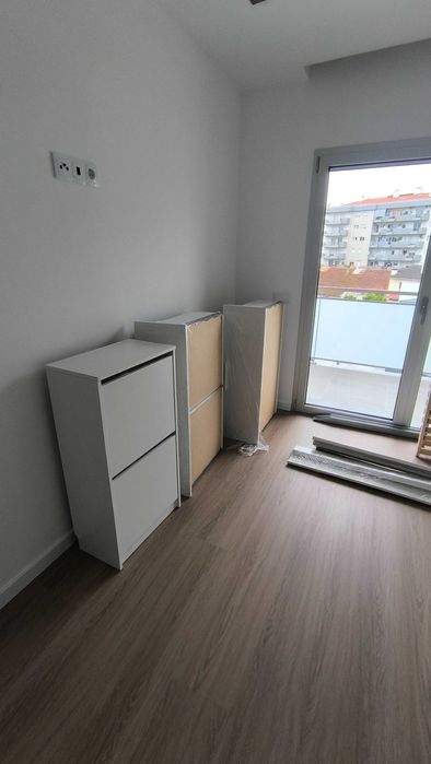 Cama (140x200cm) + Mesa Cabeceira + Sapateira