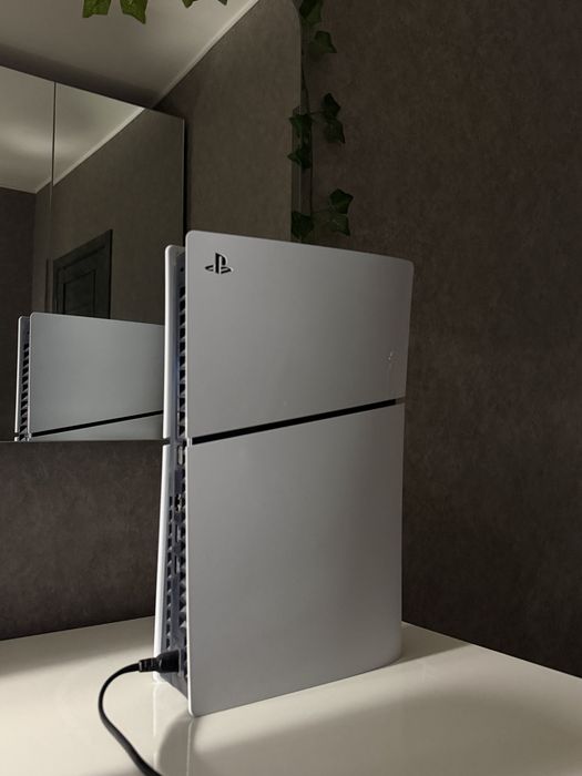 PS5 - slim + 2 джойстика и зарядка