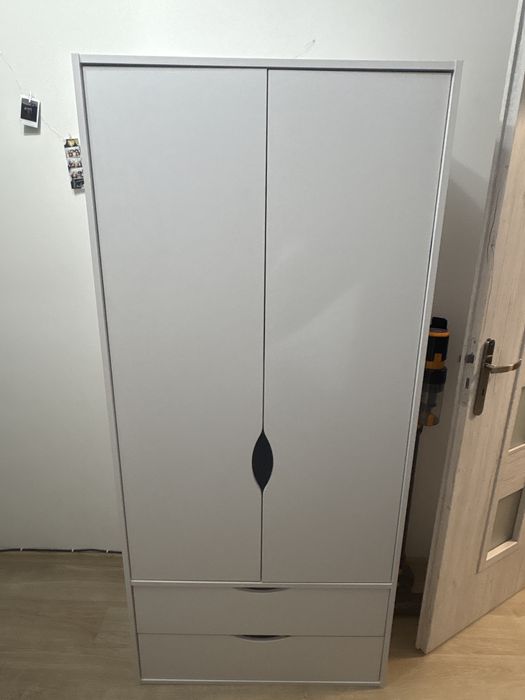 Biala szafa nowa ma wieszaki