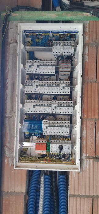 usługi elektryczne montaż instalacji elektrycznych