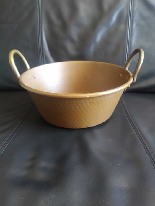 Antiga panela grande em cobre martelado (32 cm)