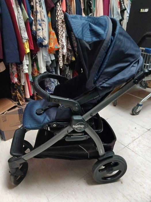 Carinho de bebé de cor azul com babycoque  e cadeirinh