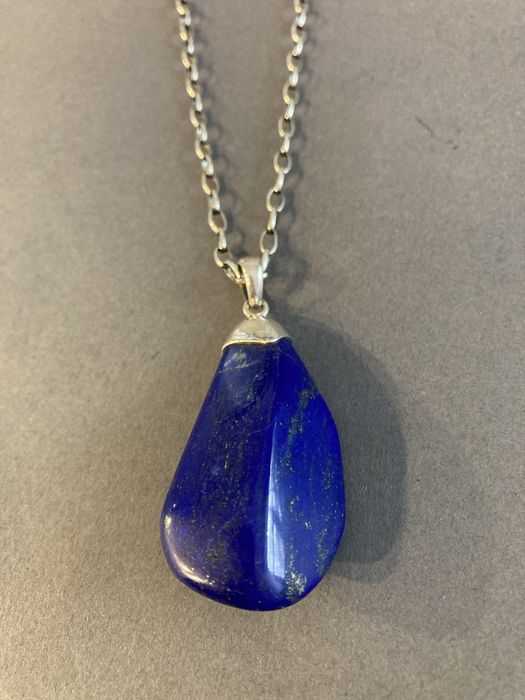 Naturalny lapis lazuli jako wisiorek w oprawce srebrnej