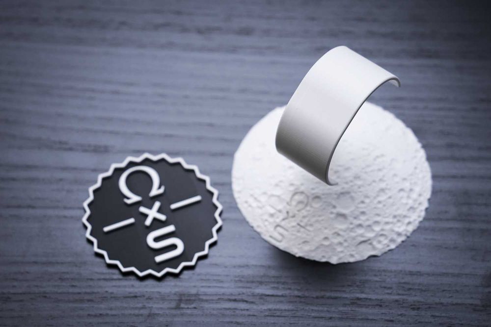 Omega x Swatch MoonSwatch - stojak na zegarek w kształcie księżyca!