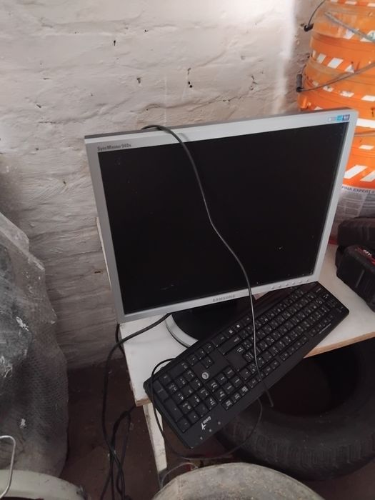 Монітор комп'ютера,  клавіатура