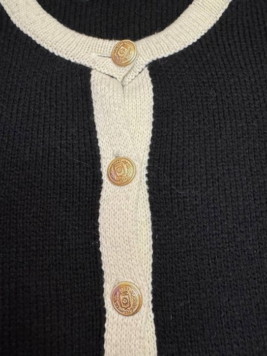 Чорно-білий теплий светр Mango з золотими ґудзиками, розмір L