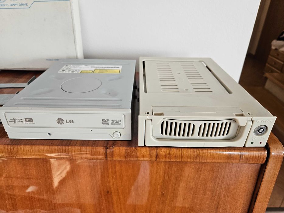 kieszenie floppy, kieszeń na dysk wysuwana, nagrywarka