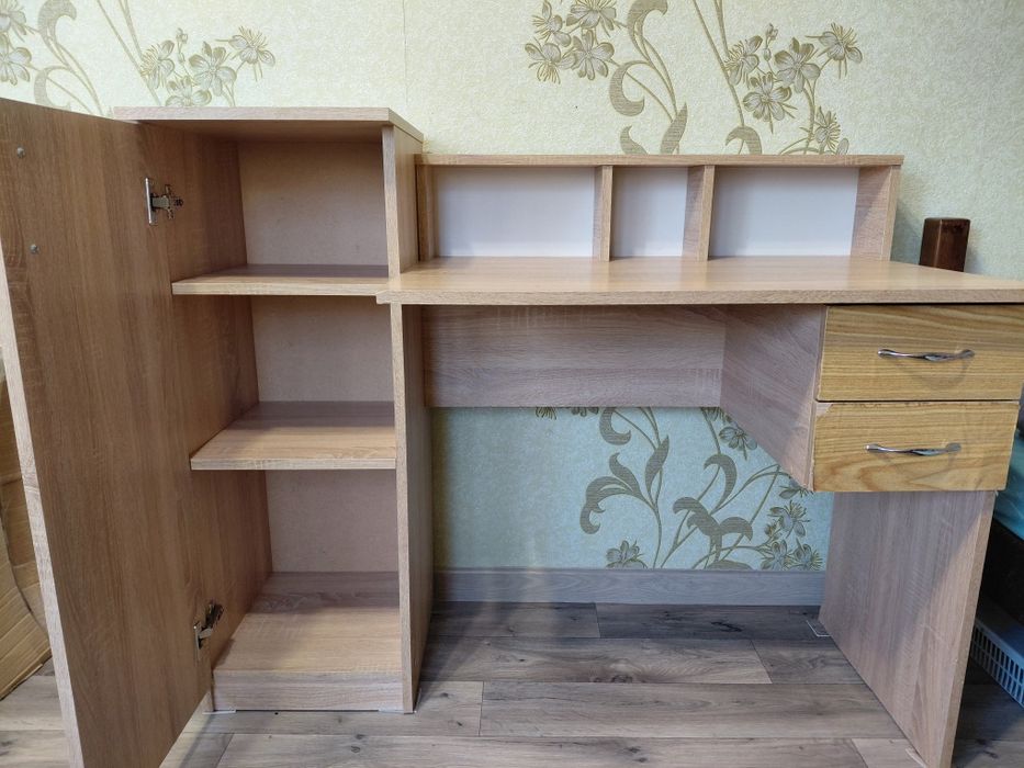 Парта шкільна, зручна.