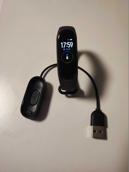 Фитнес-браслет Xiaomi Mi Smart Band 4 оригинал отличное состояние