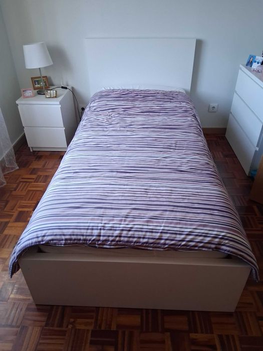Cama individual com colchão e arrumação