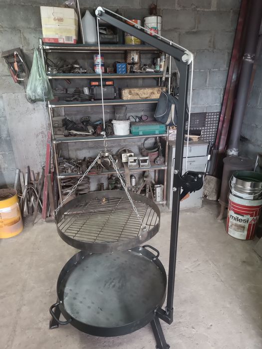 Grill z regulowanym rusztem