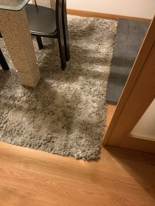 Carpete cinza em muito bom estado e pelo denso