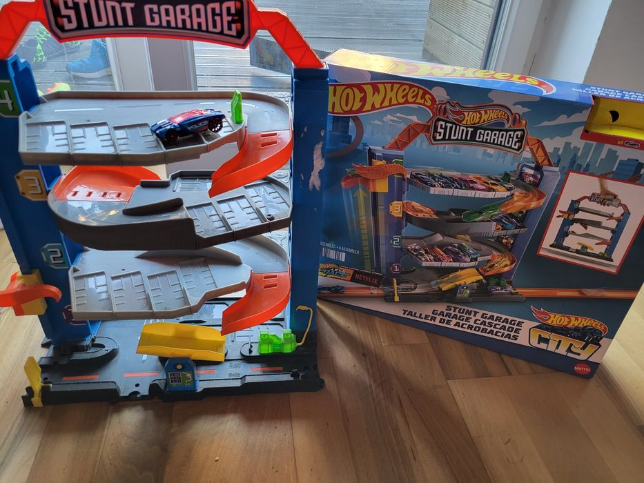 Hot wheels stunt garage