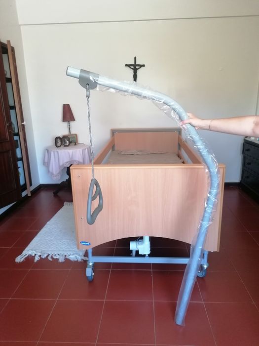 Cama articulada com grades