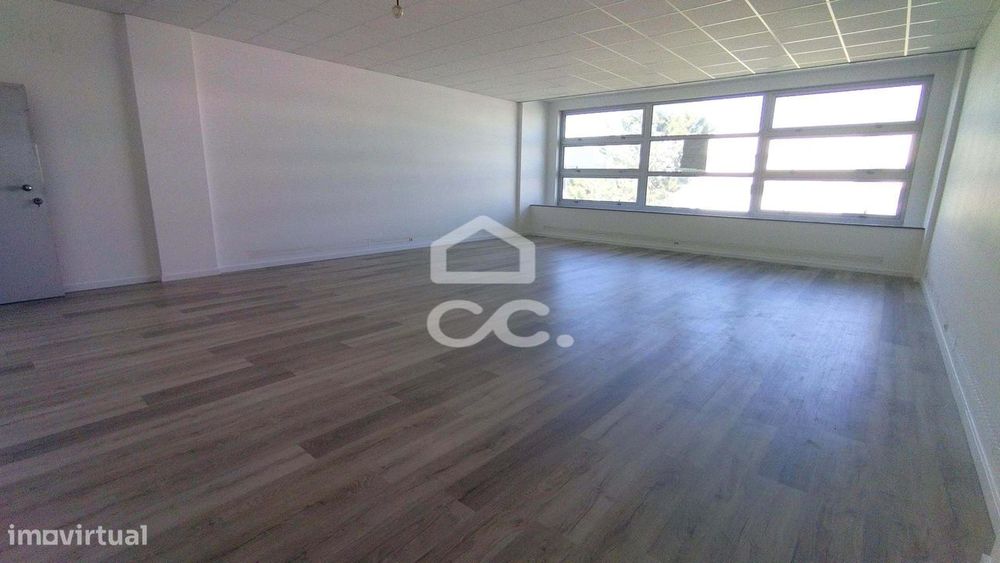 Escritório - com 69m2 de área, acessos autoestrada A8 e A1.