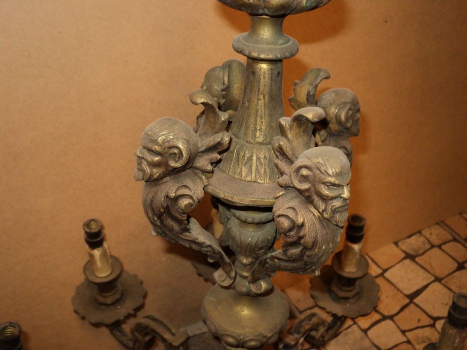 Lustre em bronze e latão