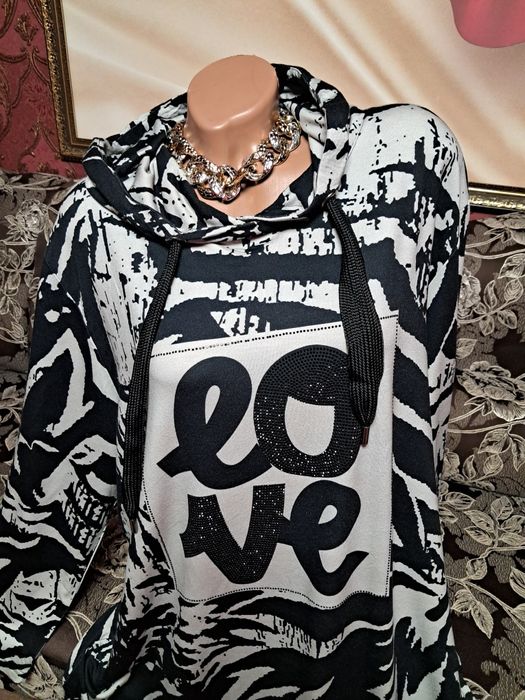 Спортивное платье сукня с капюшоном.