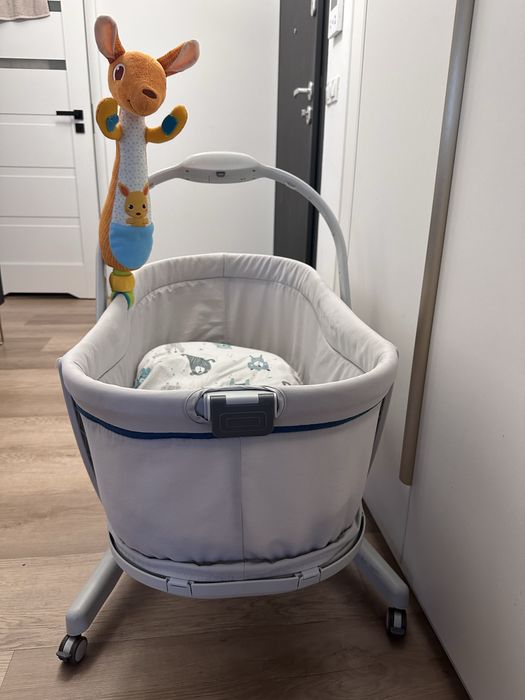 Łóżeczko Chicco Baby Hug plus materacyk i zabawki