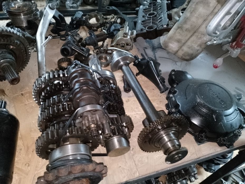 TRIUMPH SPRINT ST 1050 SILNIK wał skrzynia stator rozrusznik tłok tryb