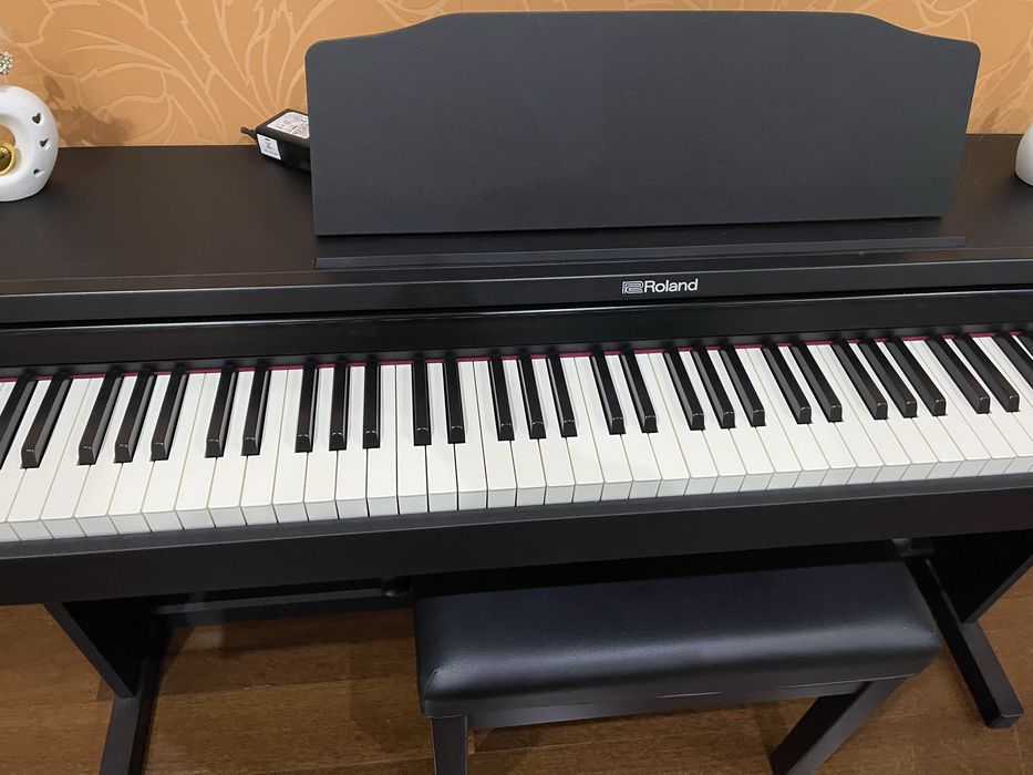 Piano Rolond com banco