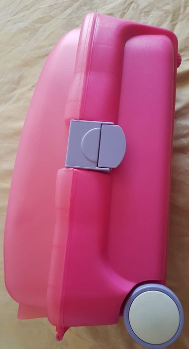Mala/trolley infantil em plastico rígido  com rodas e pega telescópica
