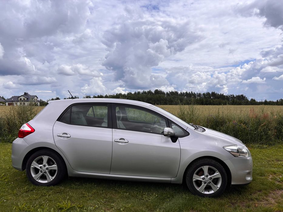 Toyota Auris 1.6 Benzyna 132 KM  2011 r.  Manual 6-biegów
