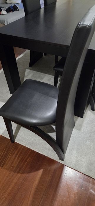 Mesa de Jantar Extensível e 6 Cadeiras Couro Preto