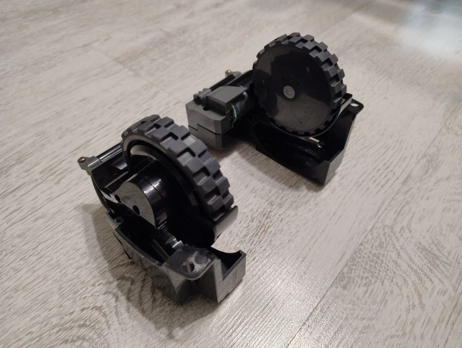 Zestaw Kół Lewe ,L' + Prawe ,R'  Irobot Roomba e5 e6 i3 i5 i7 i8 j5 j7