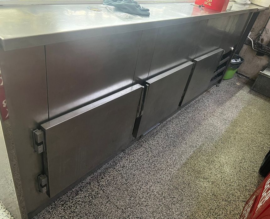 Vitrine refrigerada com frigorífico