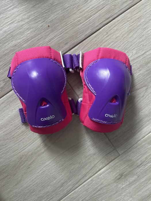 Conjunto de patins, capacete e acessorios de proteção e segurança.