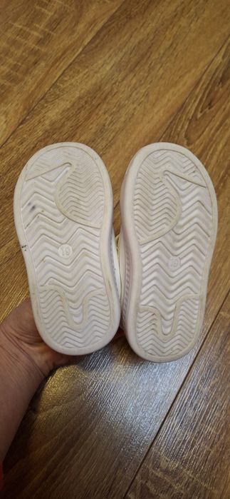 2 пари кросівки і хайтопи