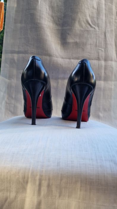 Wysokie czarne szpilki z czerwoną podeszwą Wojas